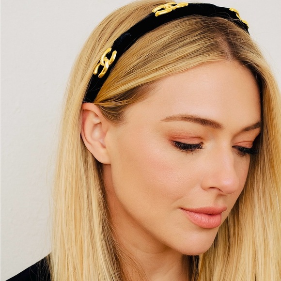 The Unbranded Brand Accessories - Chic and stylish black velvet CC Fashion headband with gold-tone chain accents.